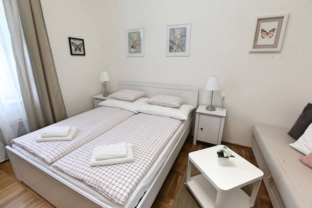 Angel City Aparthotel 1