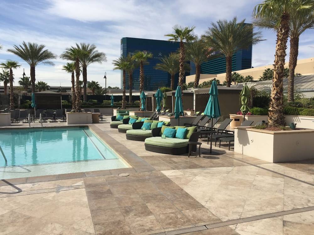 Luxury Suites International at The Signature 1