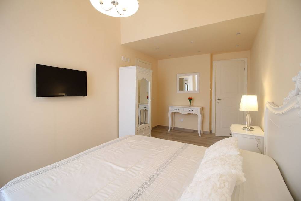 LUCCA IN CHIC - No Ztl, Free Parking, Priv Bath, Old City 550m 2
