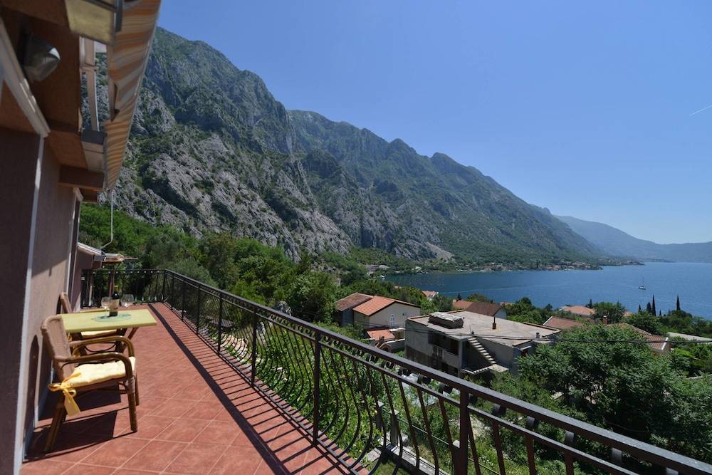 J & P Apartments Orahovac 1