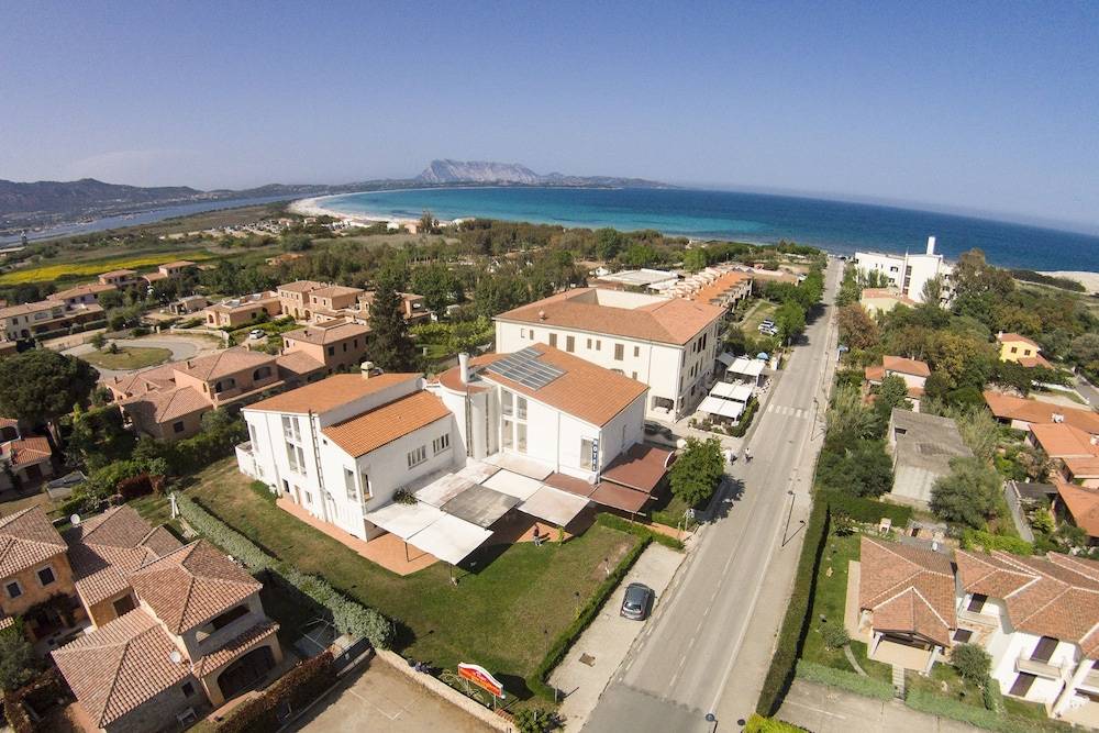 HOTEL Al FARO , SPIAGGIA LA CINTA ,SAN TEODORO 1
