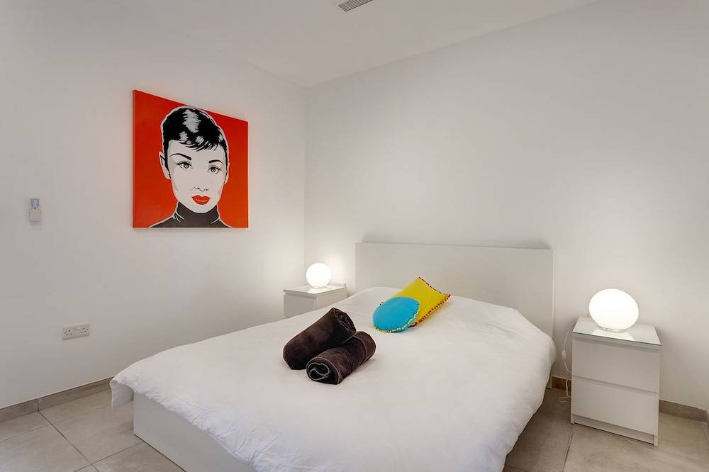 Modern Seaview Apartment In a Prime Location 2
