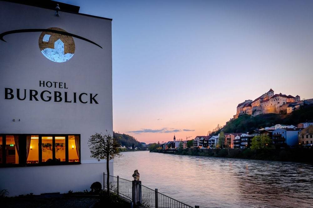 Hotel Burgblick, bei Burghausen 1