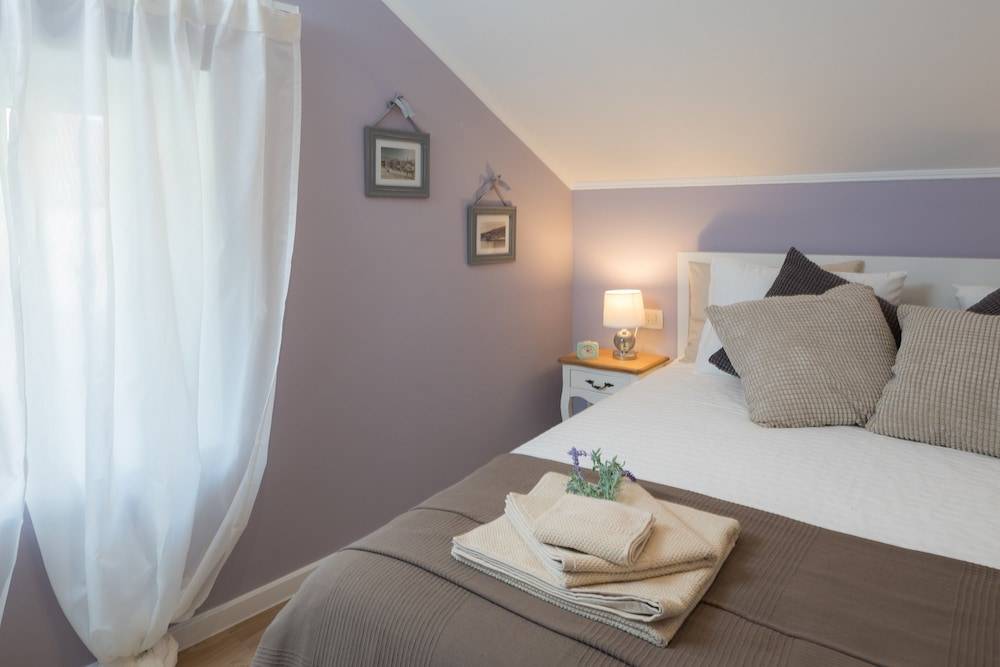 Zlatin Dvor - apartments for 3, terrace, Trogir center, beach at 5-min, BIKE friendly 2