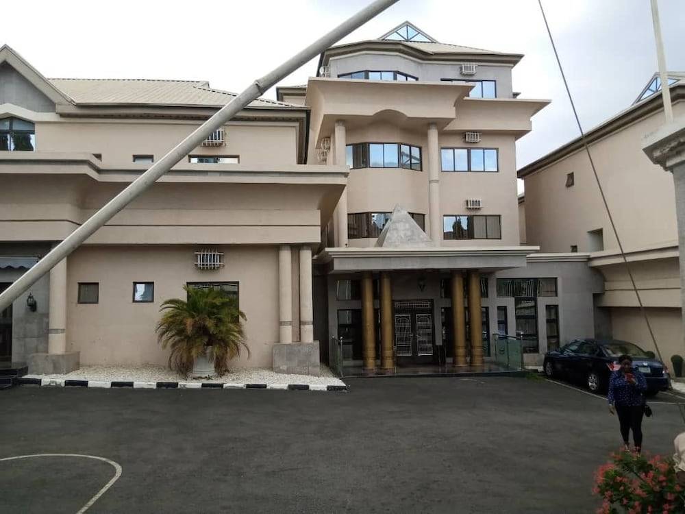 Commordore Hotel 1