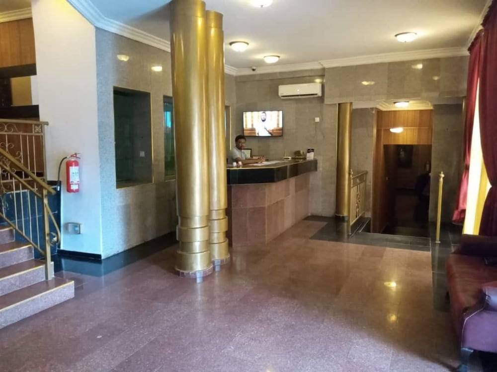 Commordore Hotel 2