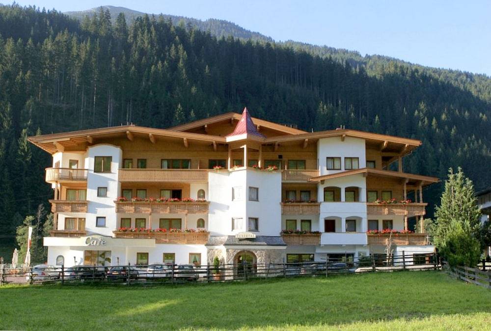 Natur- & Wanderhotel Tuxertal 1