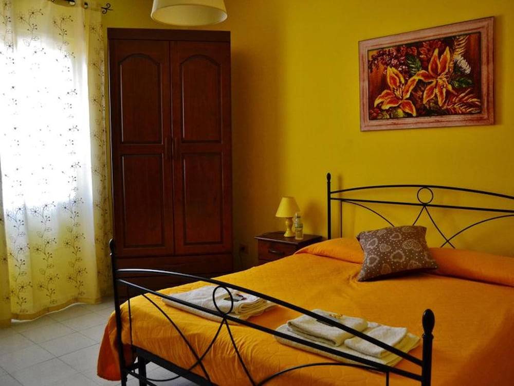 Yellow Room - B b S Elia 1