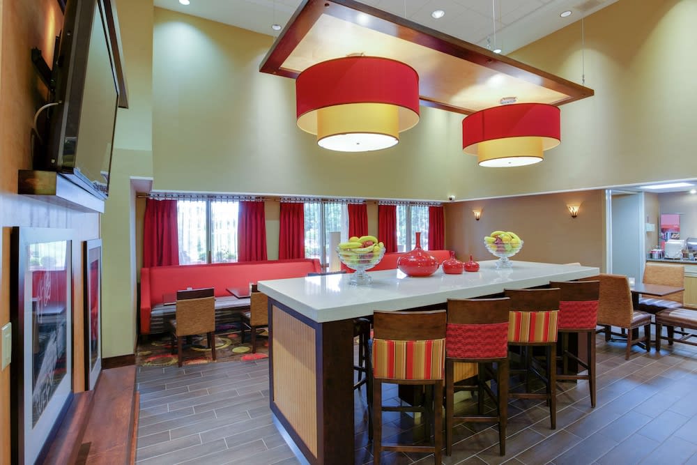 Hampton Inn by Hilton Chester South 2
