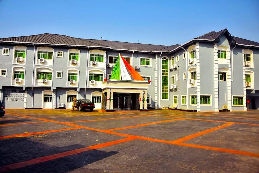 NEW POINT HOTEL AND SUITES 1