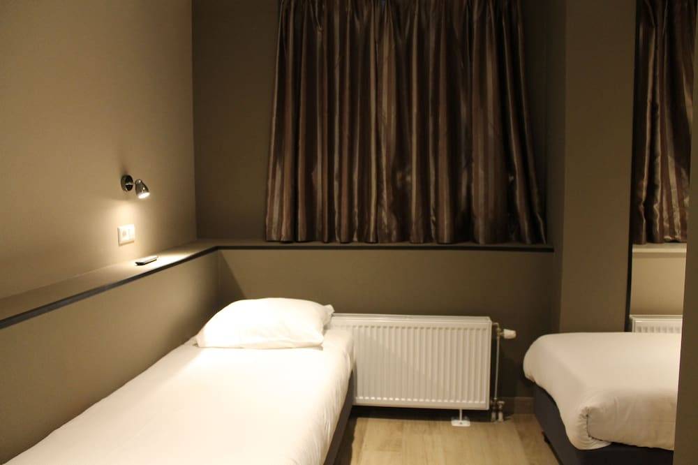 Hotel Blossoms 1
