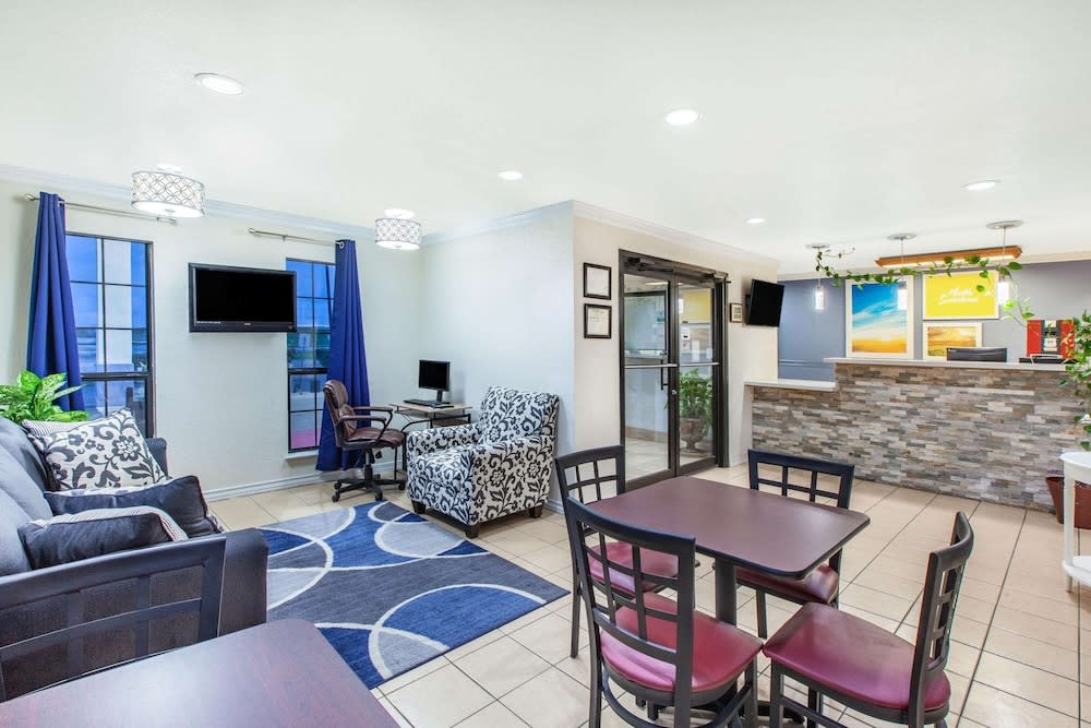 Days Inn & Suites by Wyndham Braunig Lake 2