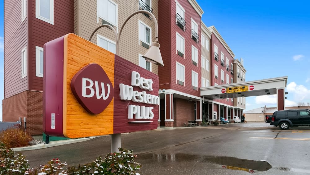Best Western Plus Chateau Inn Sylvan Lake 1