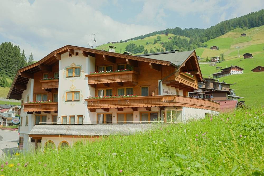 Aparthotel Dorfplatzl Garni Apartments & B&B 1