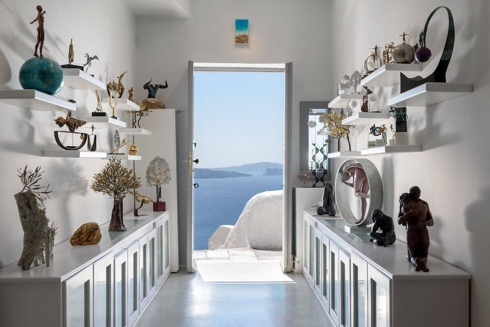 Oia Treasures Art Suites 2