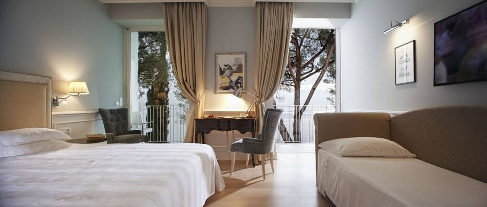 Hotel Riviera & Maximilian's 1