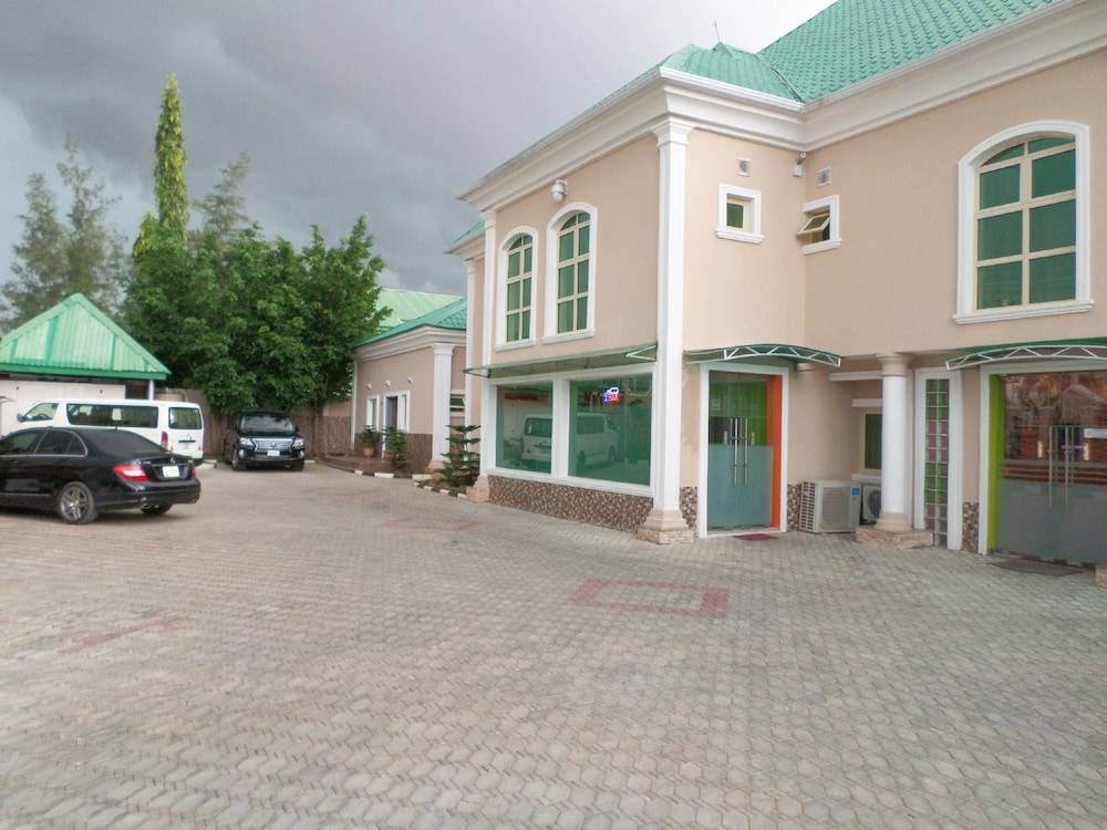 B's Hive Hotel & Suites 1