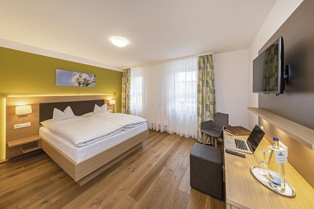 Gasthof - Hotel zum Ochsen GmbH 1