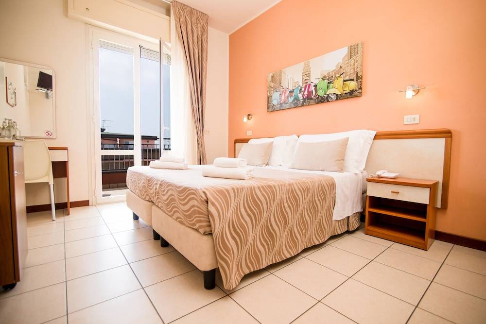 Unique Hotel 1