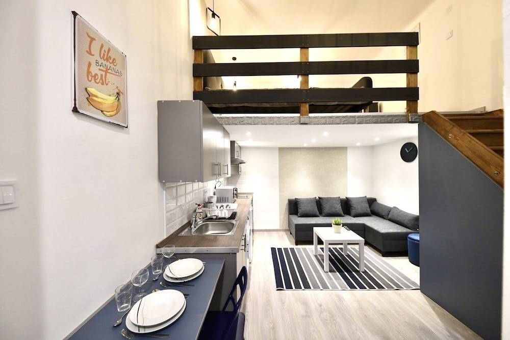 Cute gallery apartment close to the Basilica, Queen 1
