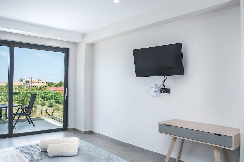 Dionisos Luxury Suites 1