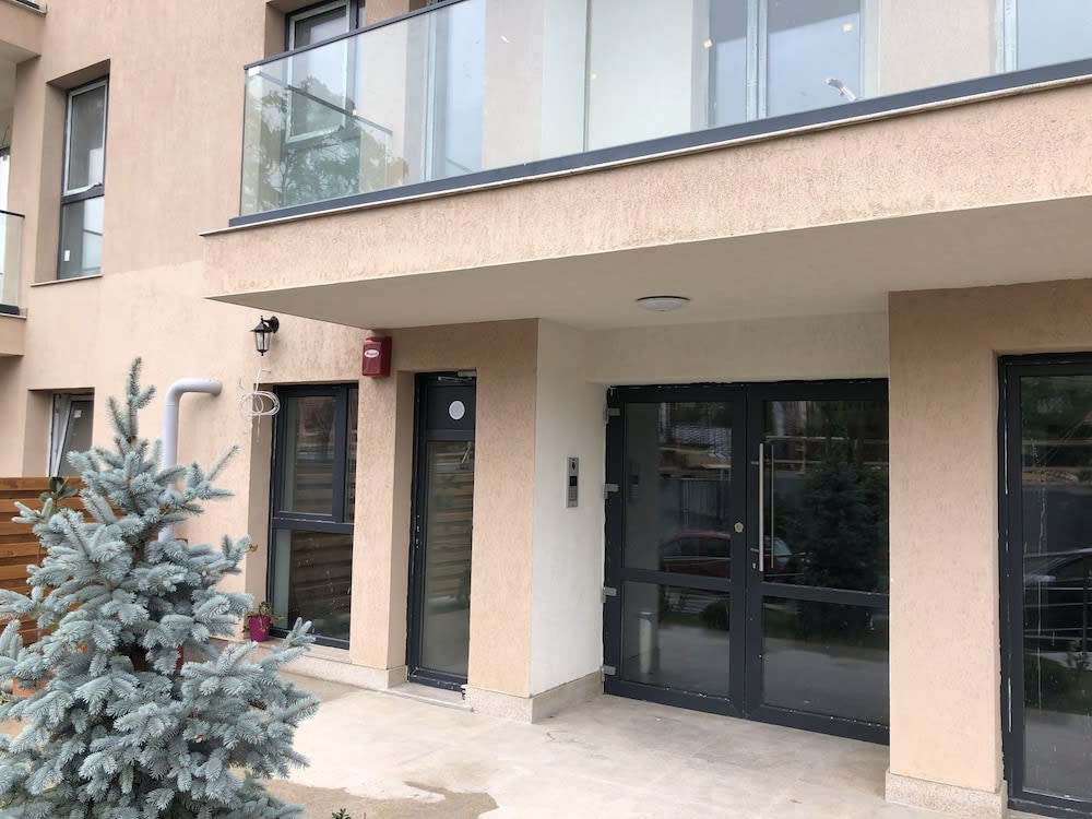Cozy 2-Room Penthouse Lakeview W14 1