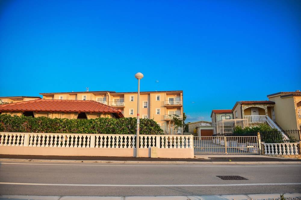 Sunset Deluxe Apartments 2
