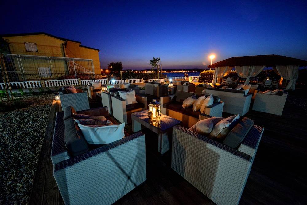 Sunset Deluxe Apartments 1