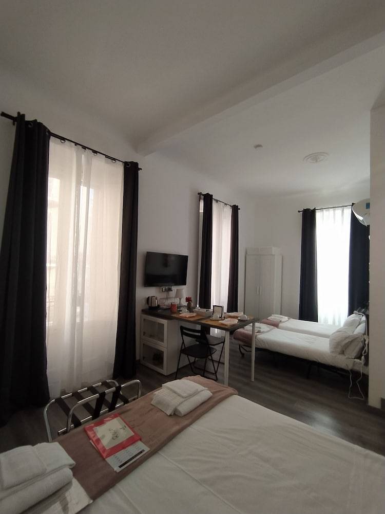 DOMUS NIKOLAI ROOMS AND TERRACE-Central Bari 1
