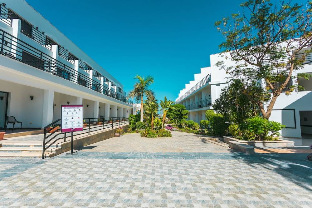 La Rosa Waves Beach - Couple & Families Only 2