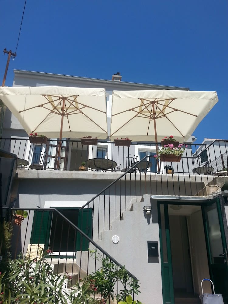 Golden B&B 1