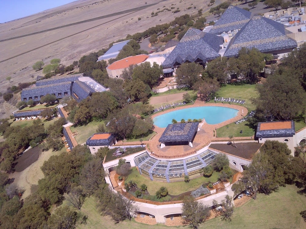 Black Mountain Leisure & Conference Hotel 1