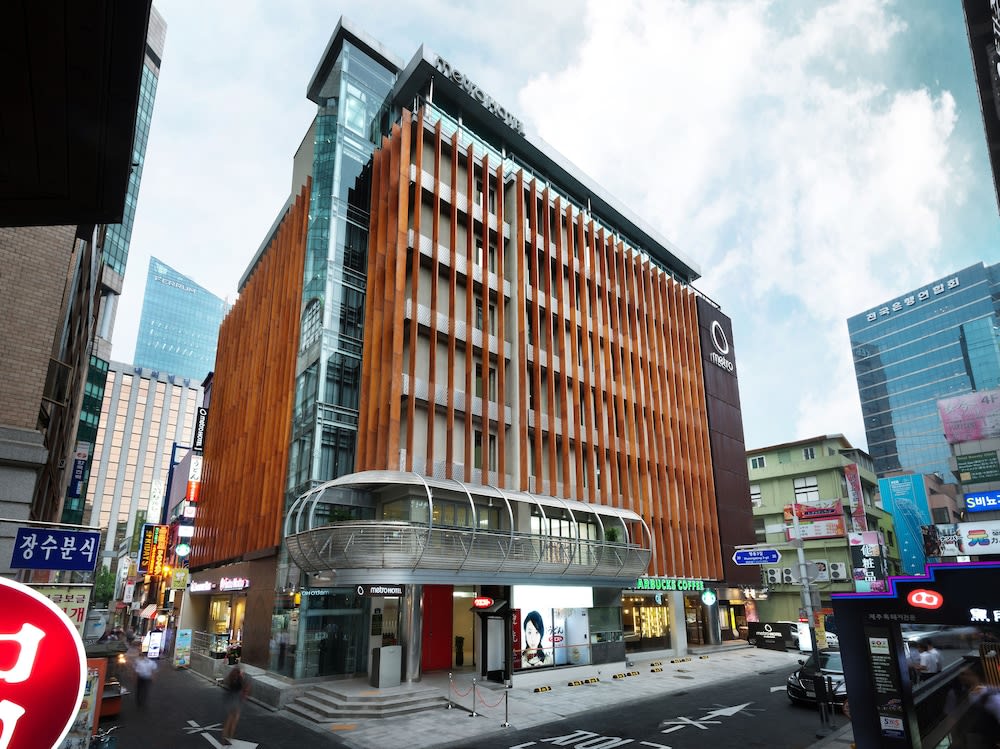 Metro Hotel 1
