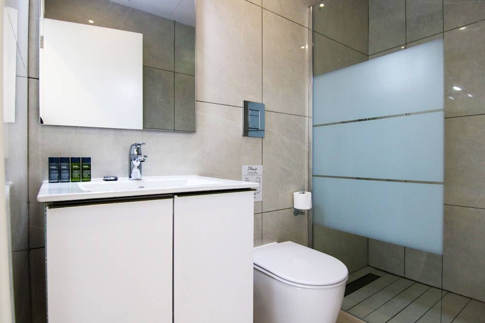 Phaedrus Living: Seaside Executive Flat Harbour 203 1