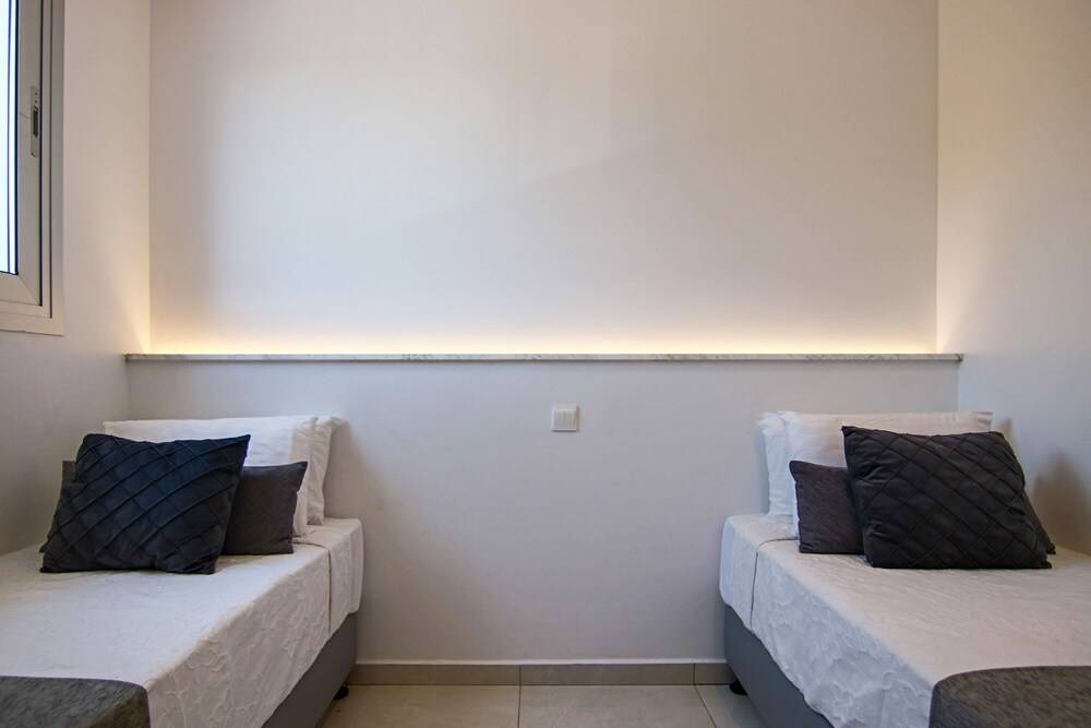 Phaedrus Living: Seaside Executive Flat Harbour 203 2