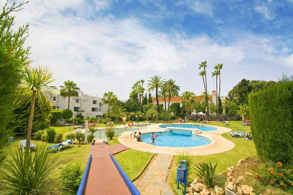 LUXURY 2-bed apartment with big terrace in aparthotel with outdoor pools in CALAHONDA 1