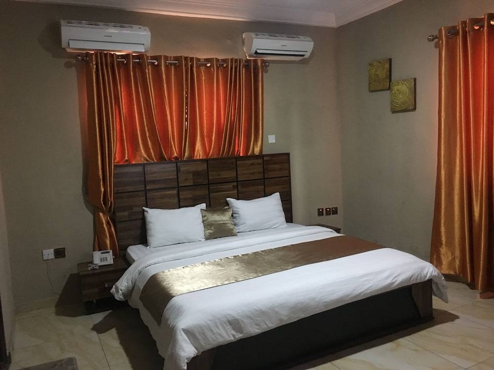 Momak 4 Hotel & Suites 1
