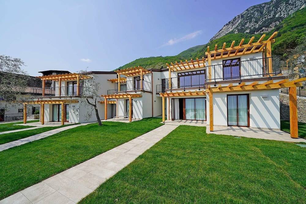 Residence Dany appartamenti con cucina vista lago piscina e parcheggio 1