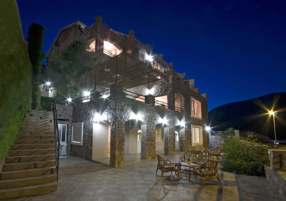 Contessa Apartments 1