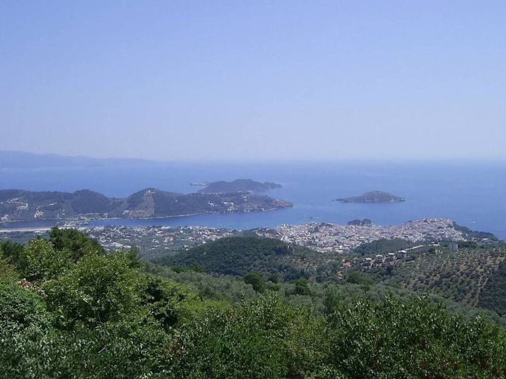 Traditional Villa, Stunning Surroundings 1