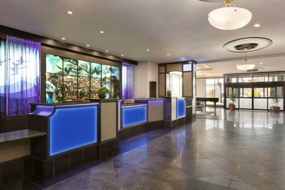 Travelodge by Wyndham Quebec City Hotel & Convention Centre 2