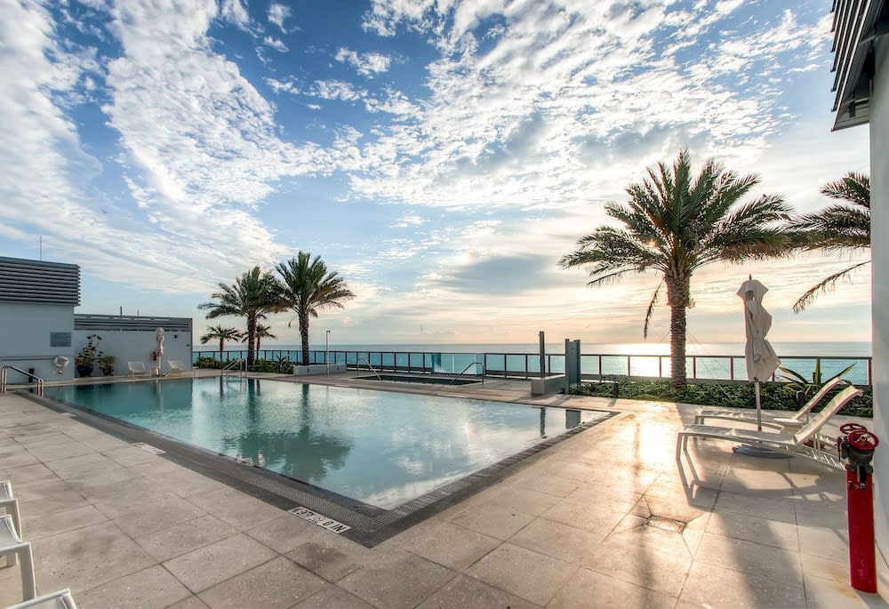 Churchill Suites Monte Carlo Miami Beach 1