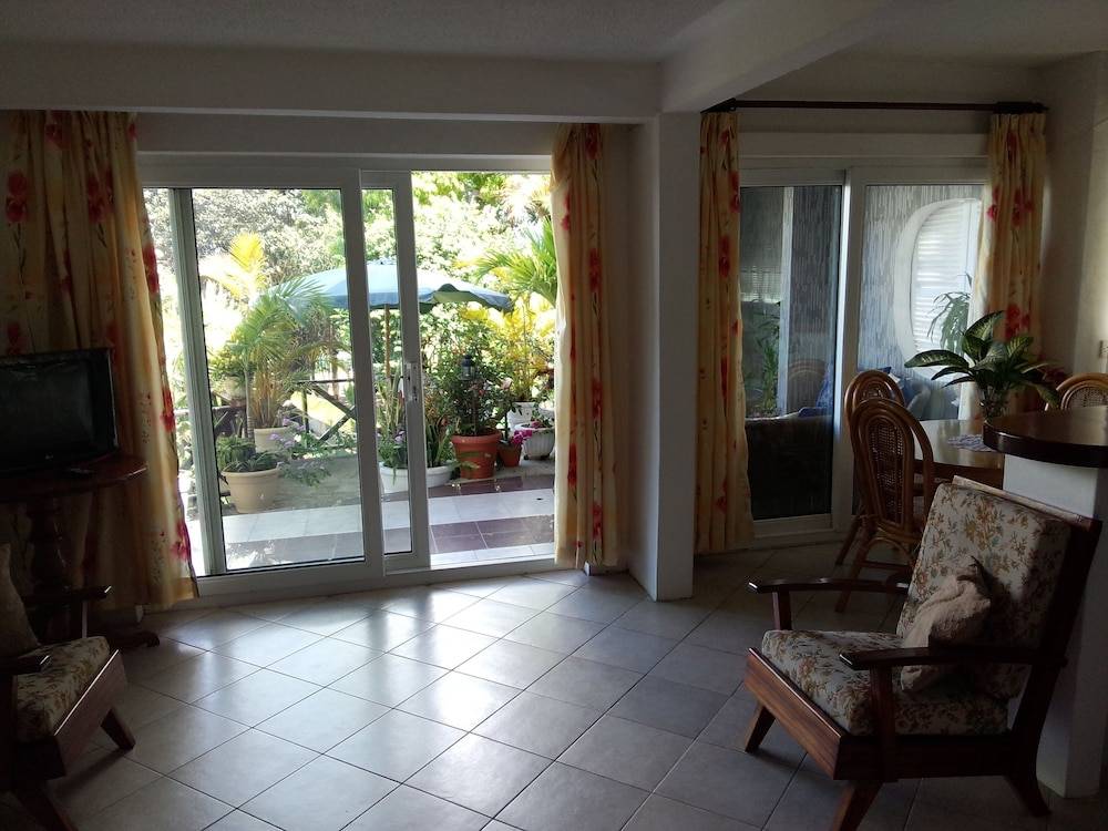CHEZ LORNA 3 nights or plus 2