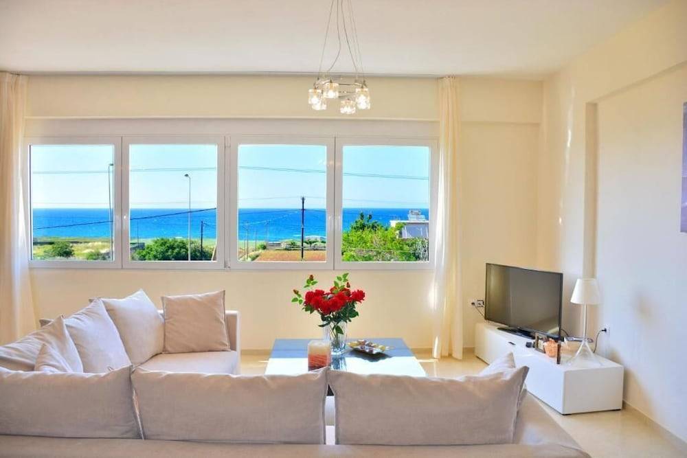 Luxury Suites in Stavromenos 1