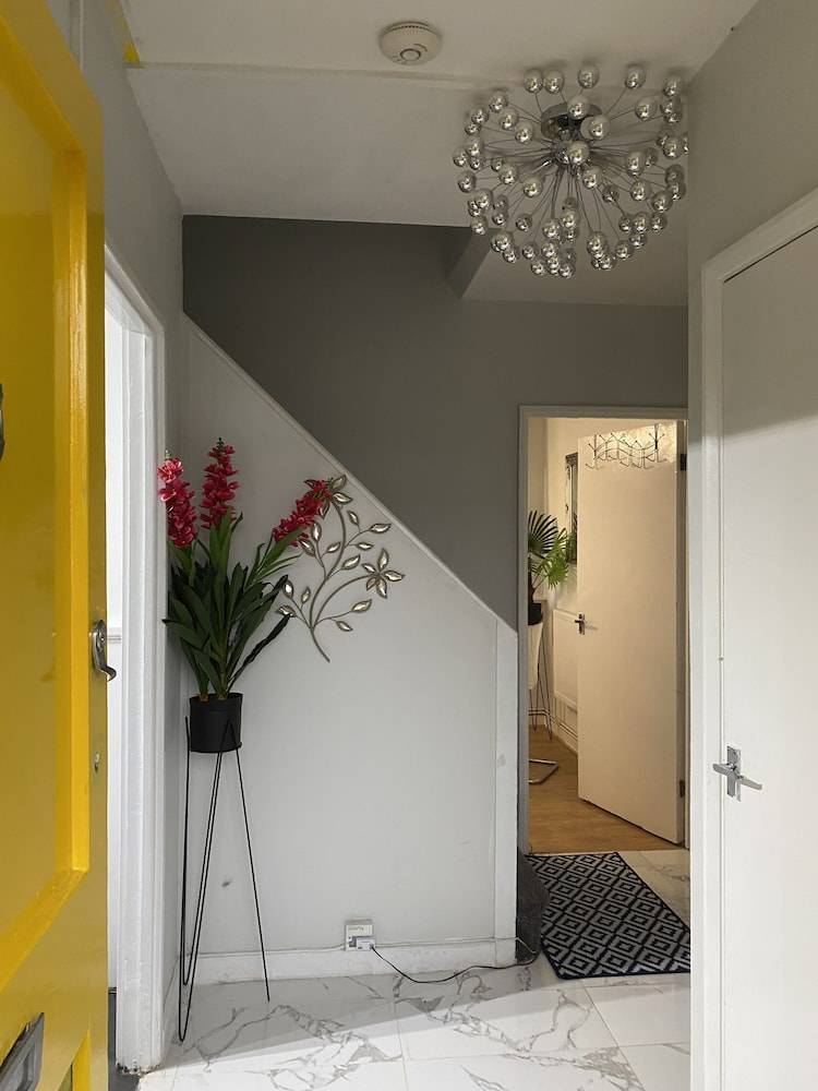 3 Bed Flat, Dedicated Workspace, Parking, 4KTV 1
