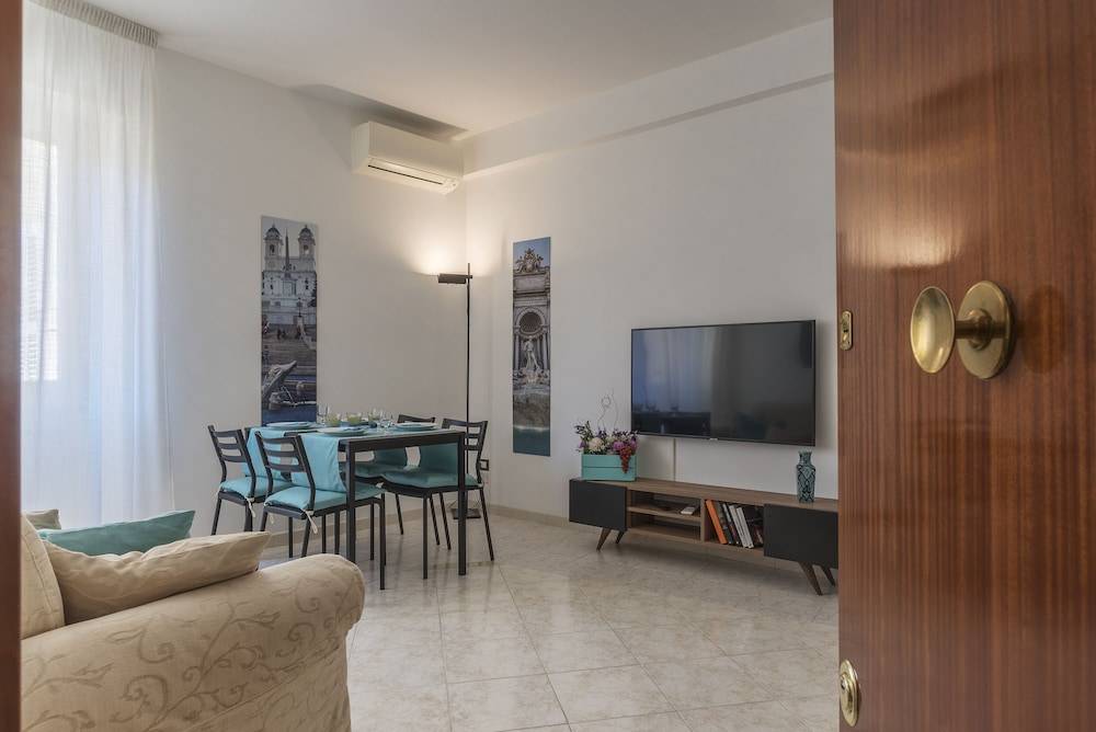 GuestHost - San Giovanni Apartment with Balcony 2