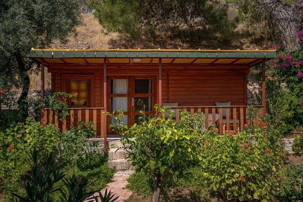 Felicity Hotel & Bungalows 1