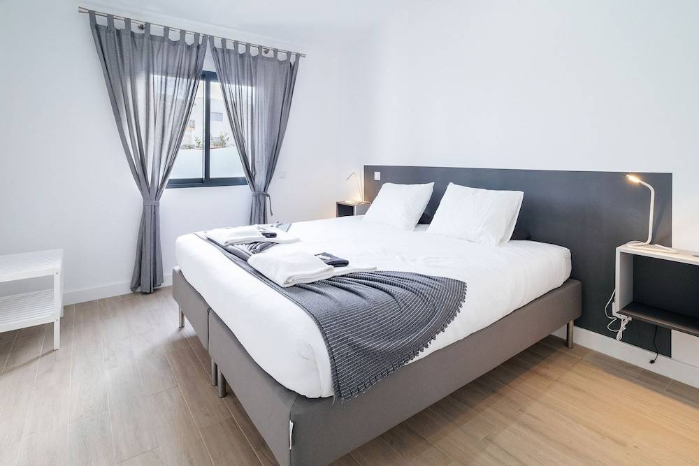 Oura Villa V2 Flores 1