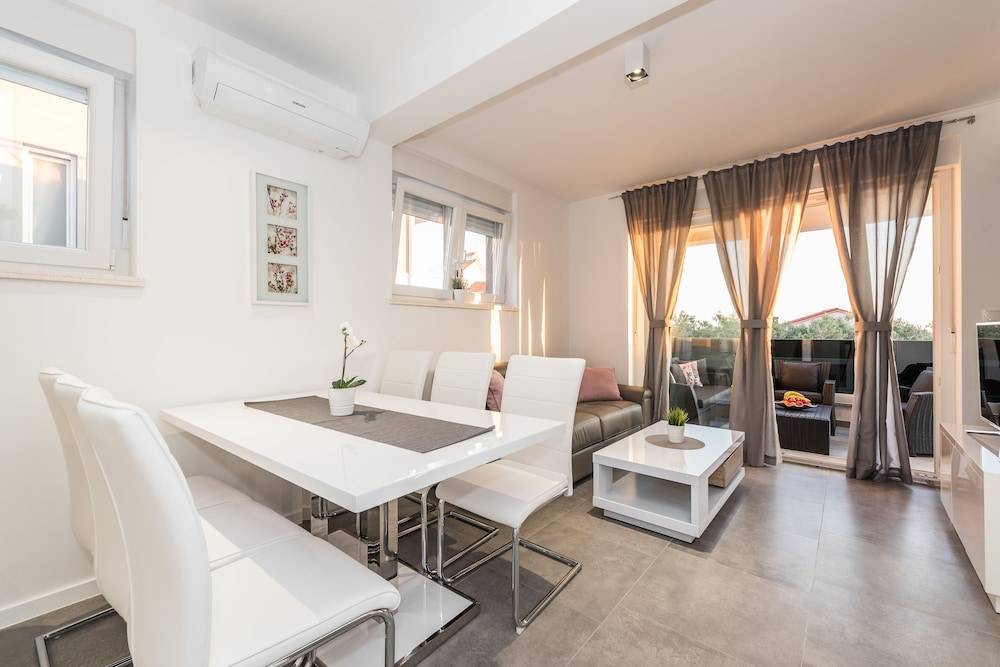 Villa Magnifica apartments with pool 1