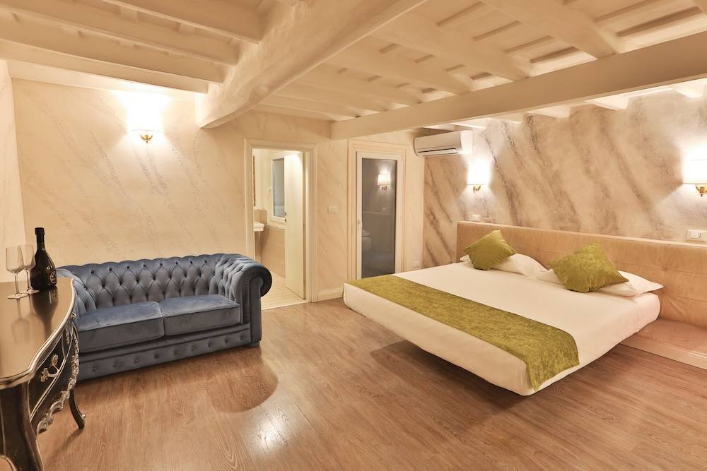 Grottini Luxury Suites ~ Pantheon 1